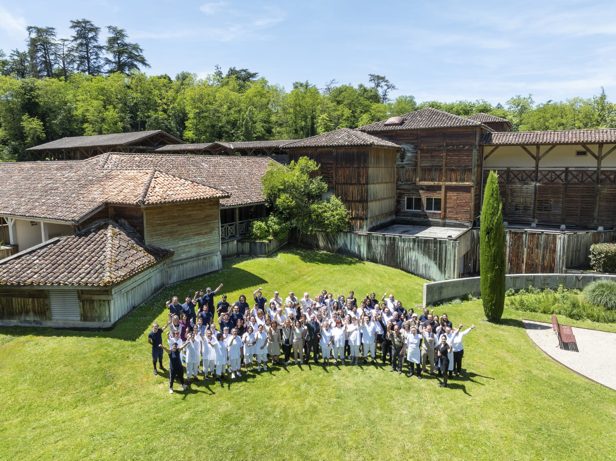 photo de groupe devant les thermes