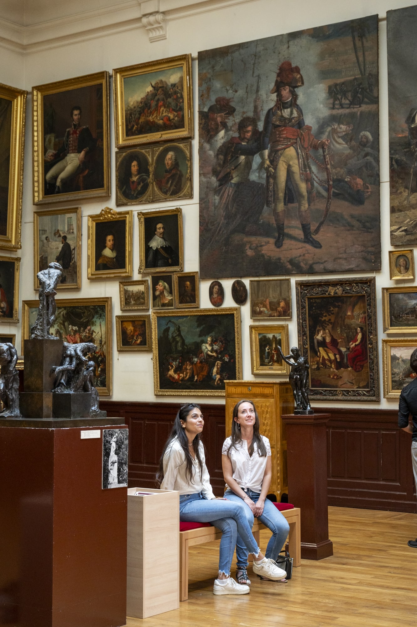 amies au musée assises face aux tableaux