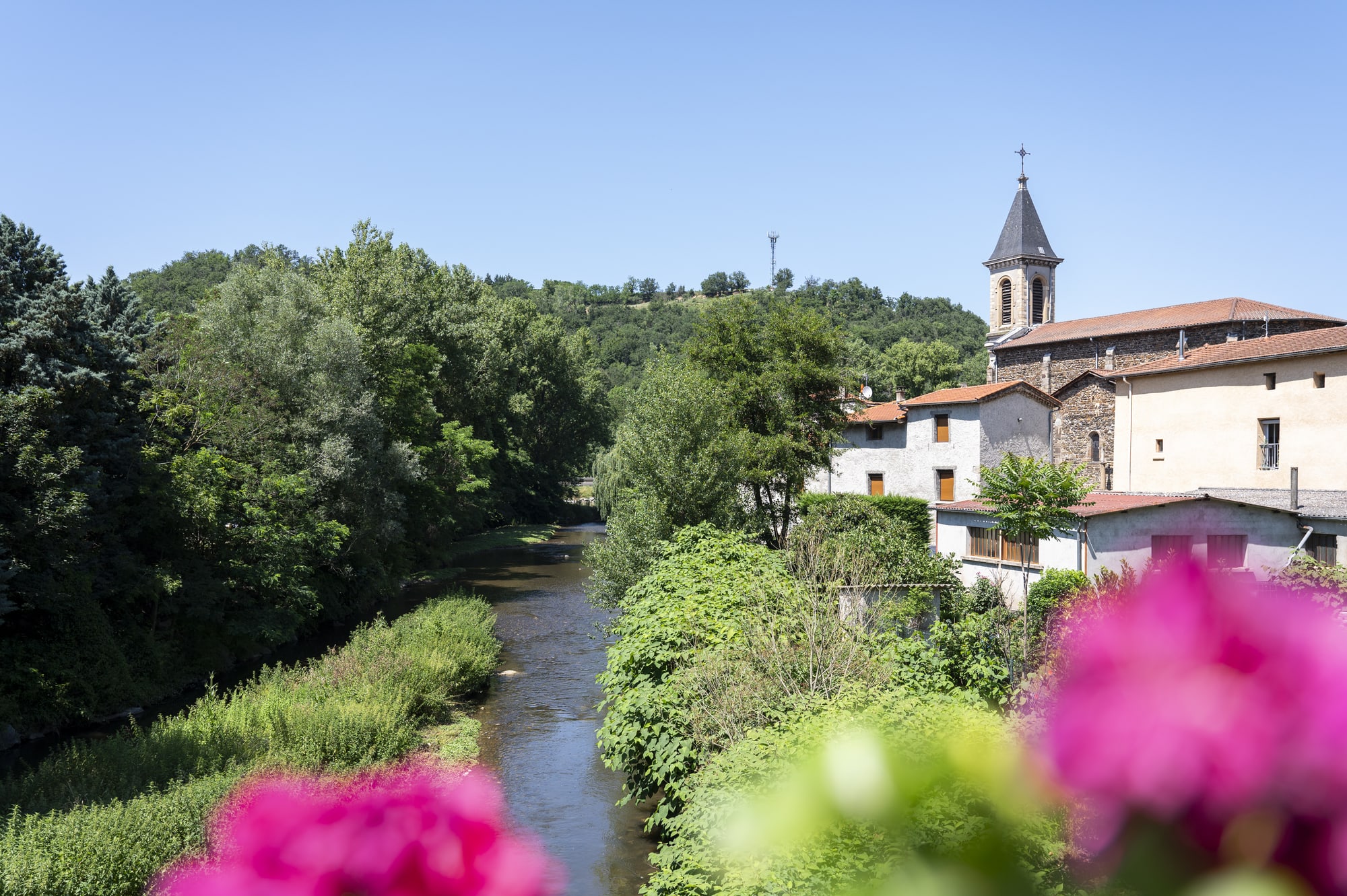 village en bord de ruisseau