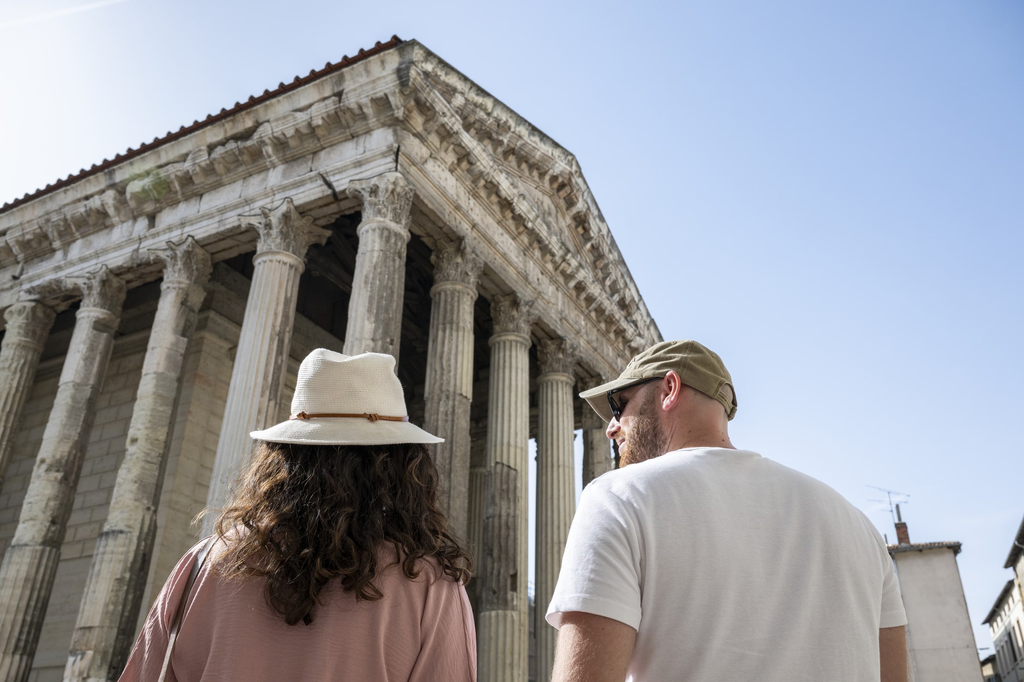 couple devant un temple romain