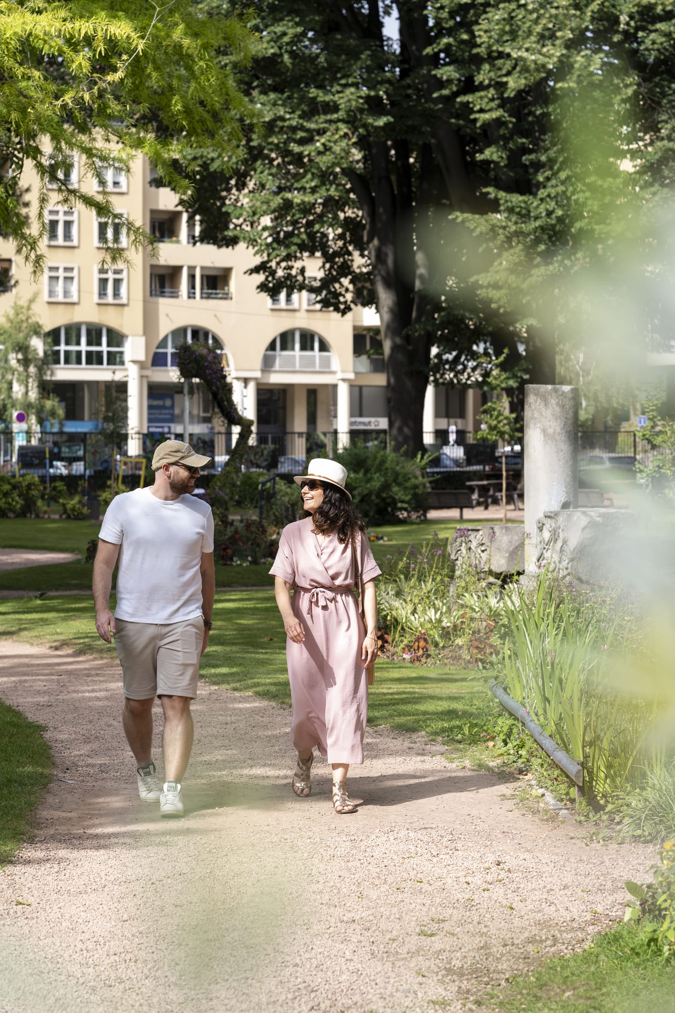 couple dans un jardin public