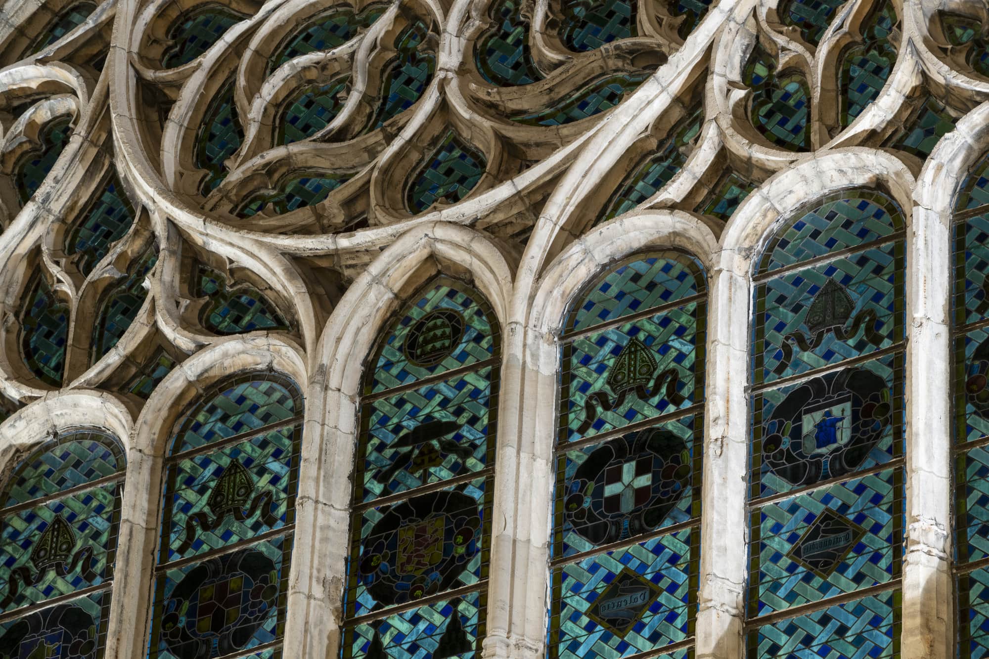 detail vitraux cathédrale de nuit