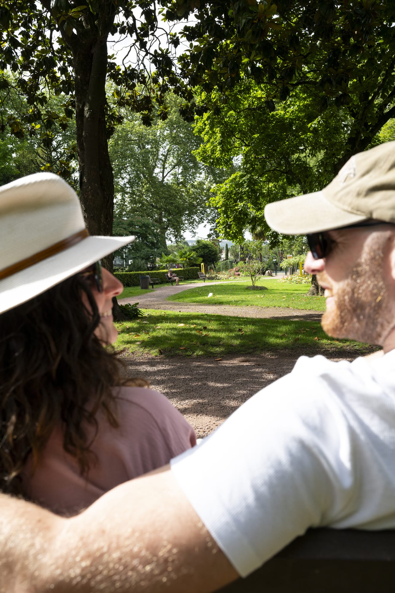 couple assis sur un banc dans un parc