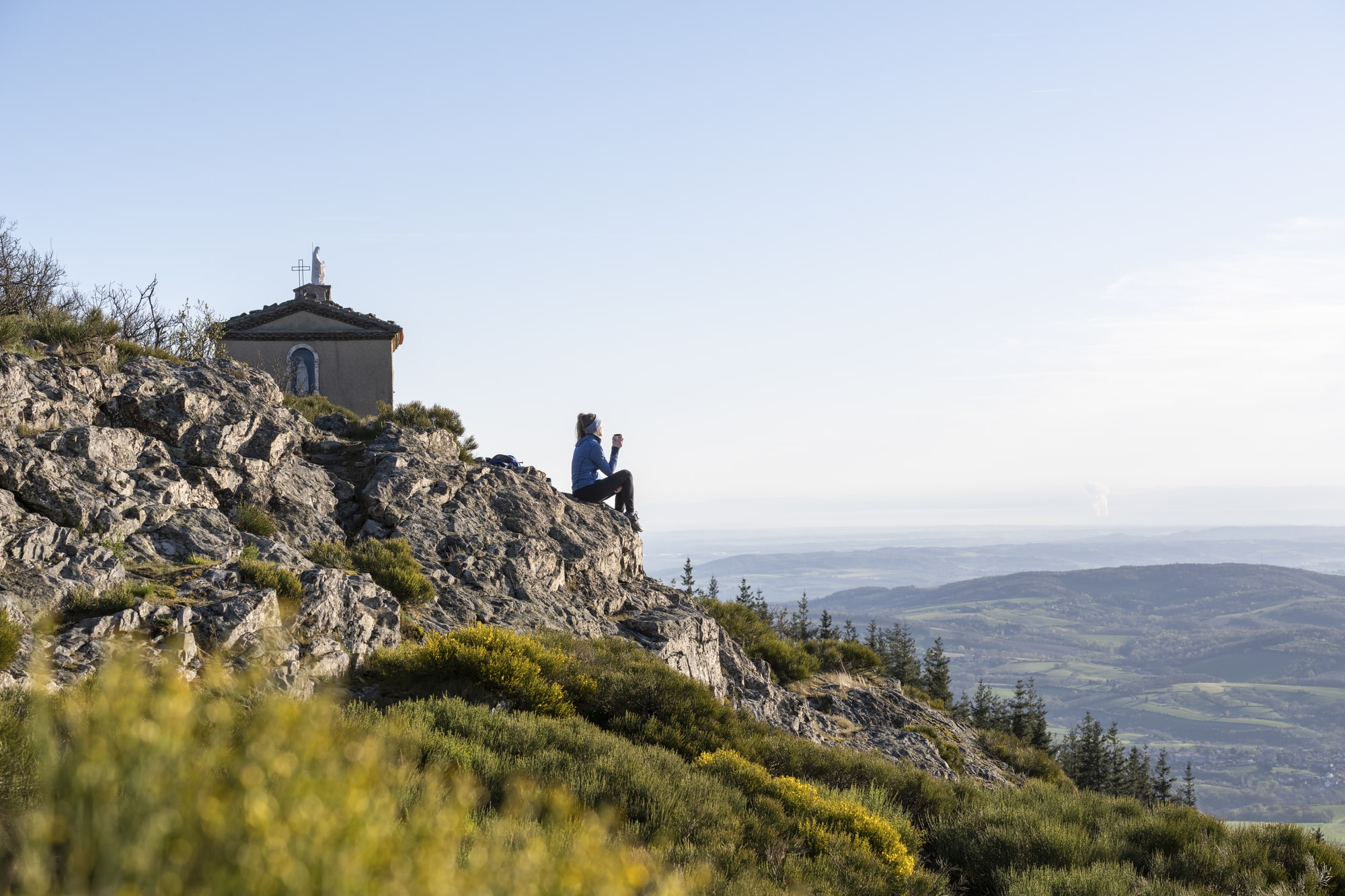 randonneur assis devant chapelle