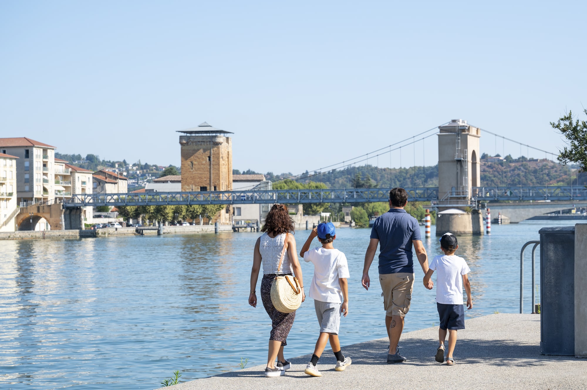 famille se promène en ville au bord d'un fleuve