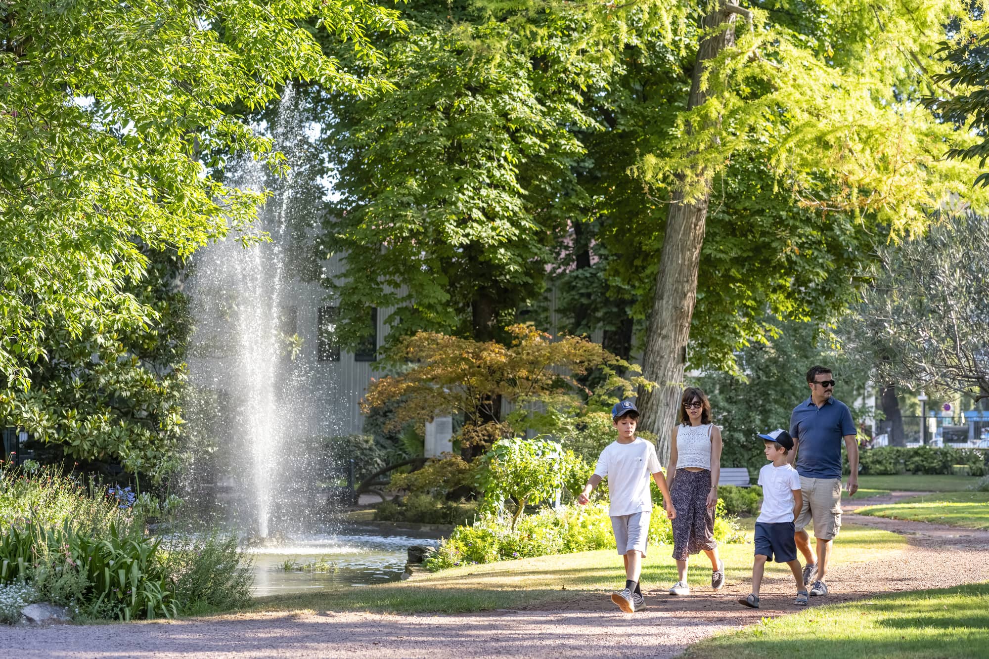 famille se promène dans un jardin public