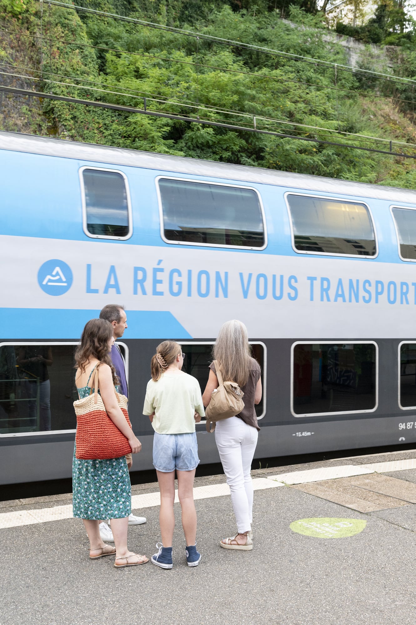 famille sur un quai devant un train