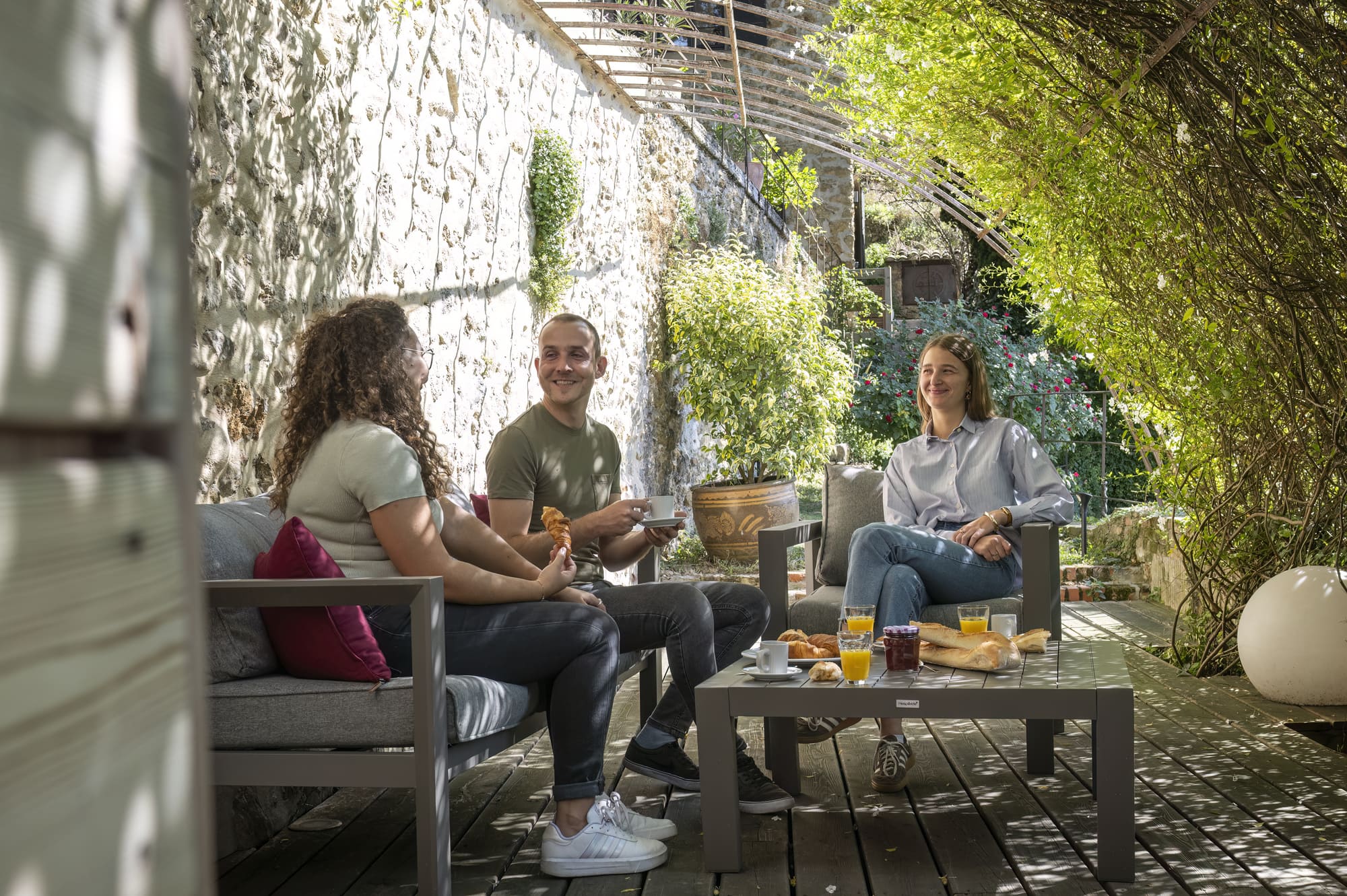 petit déjeuner en terrasse art de vivre vienne condrieu tourisme