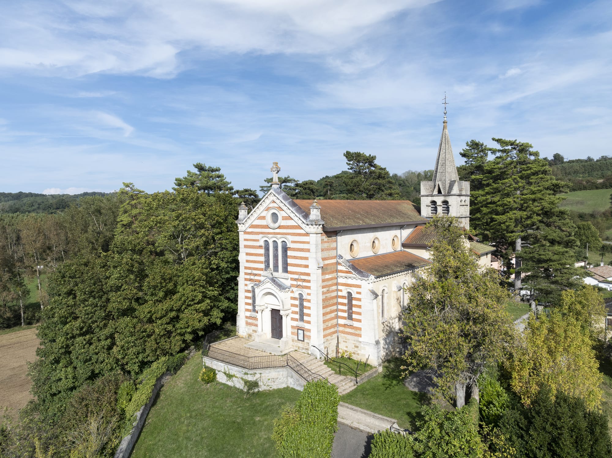 vue en drone d'une église