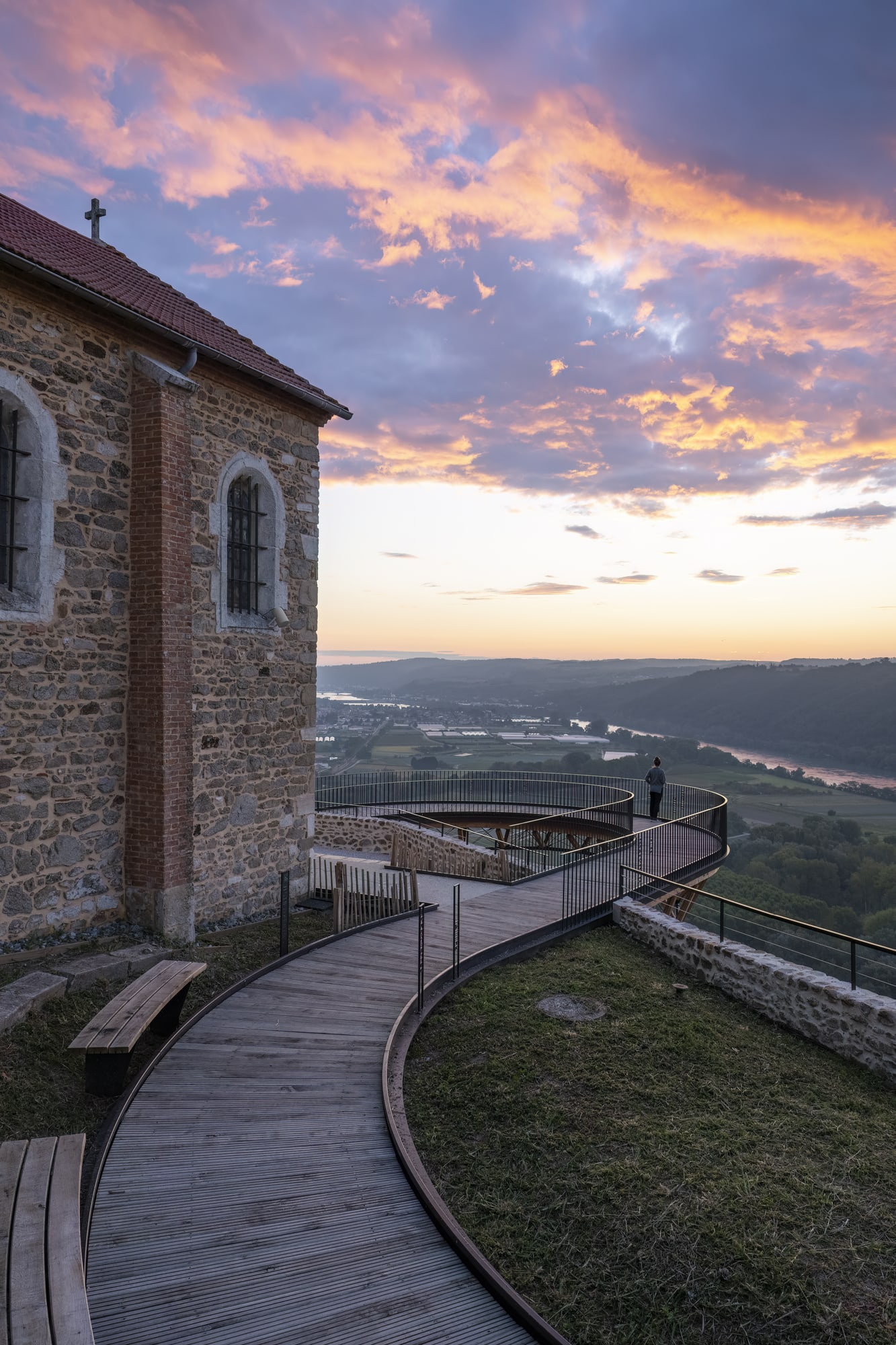 passerelle au bord d'une église au lever du soleil