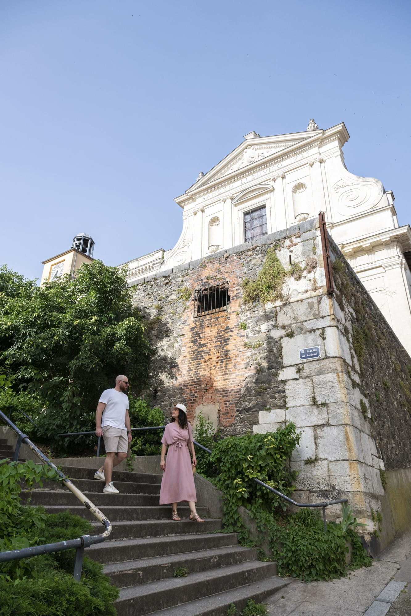 couple descend des escaliers en ville