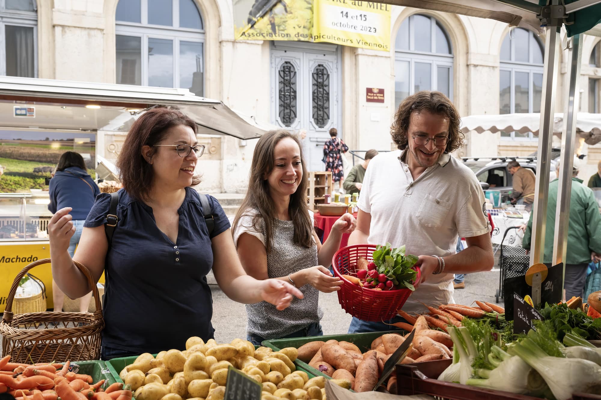 amis au marché devant une étale