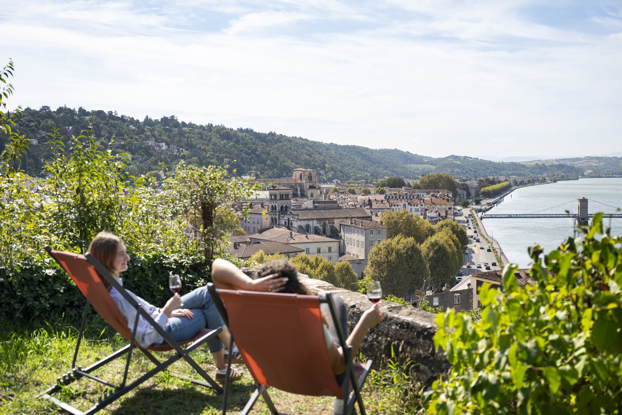 amies sur transat face à la vue sur vienne