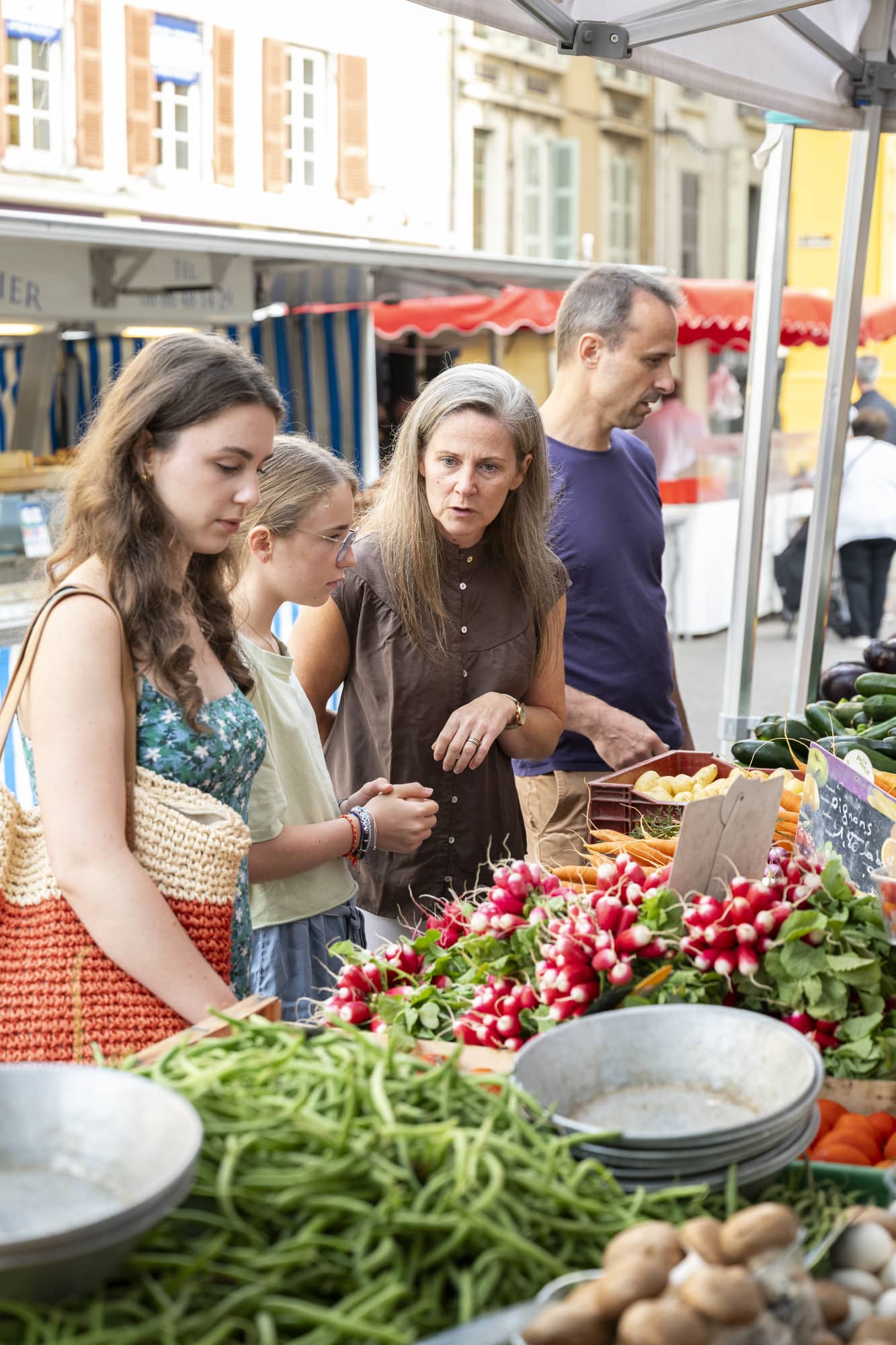 famille devant une étale au marché