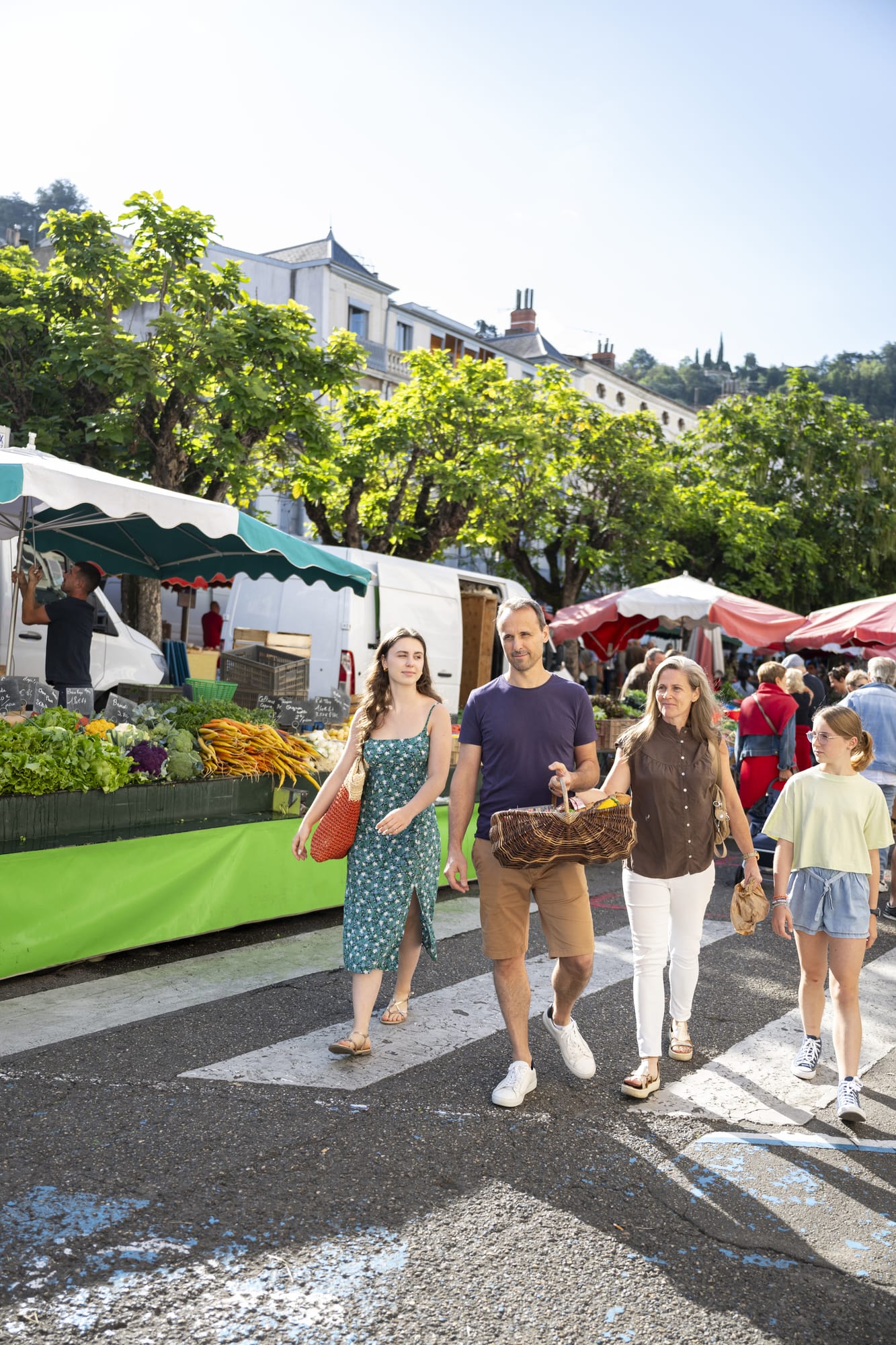 famille au marché vienne condrieu art de vivre