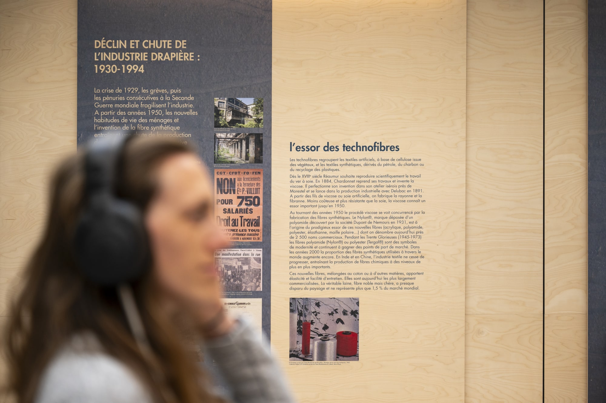 femme avec audio guide musée