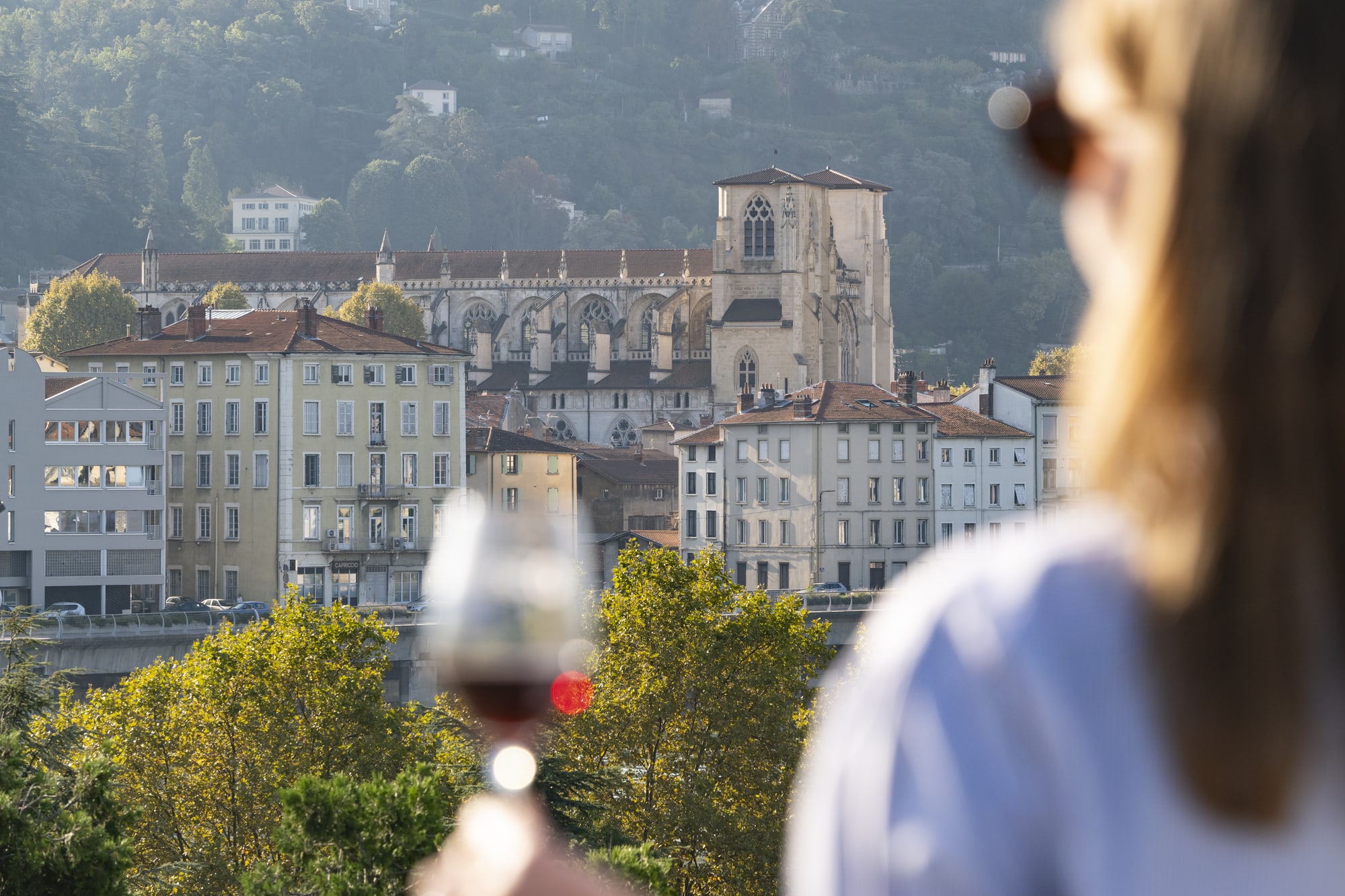 verre de vin devant cathédrale vienne