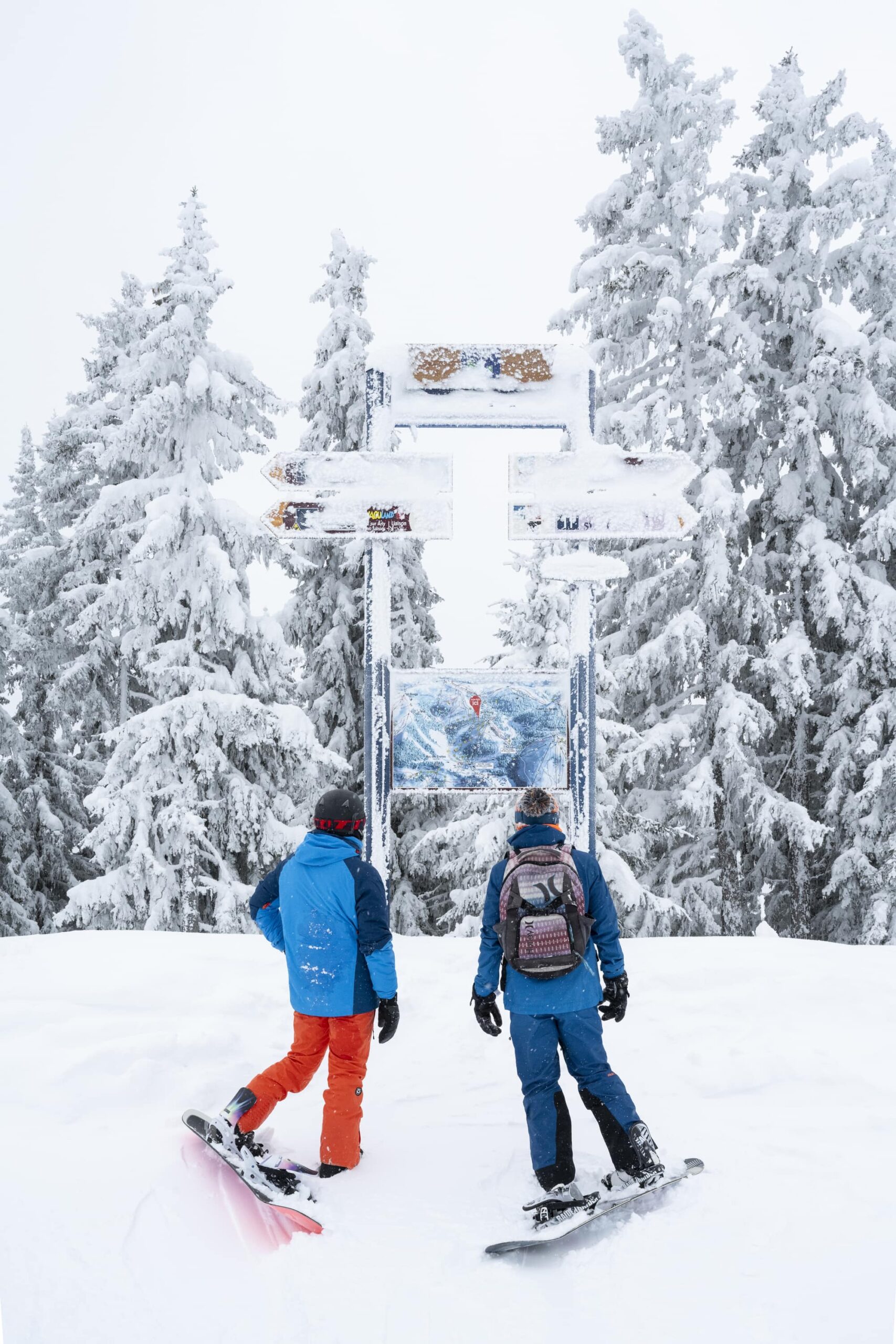 skieurs devant plan des pistes espace diamant hiver