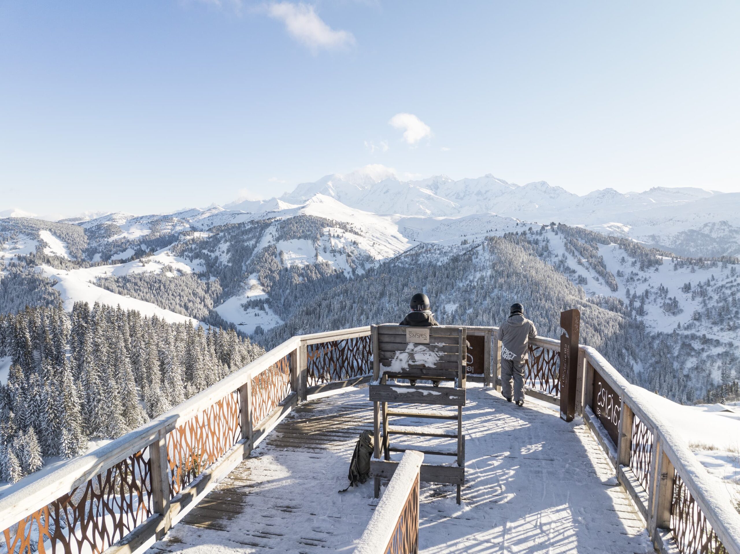 skieurs belvédère sur montagnes espace diamant hiver