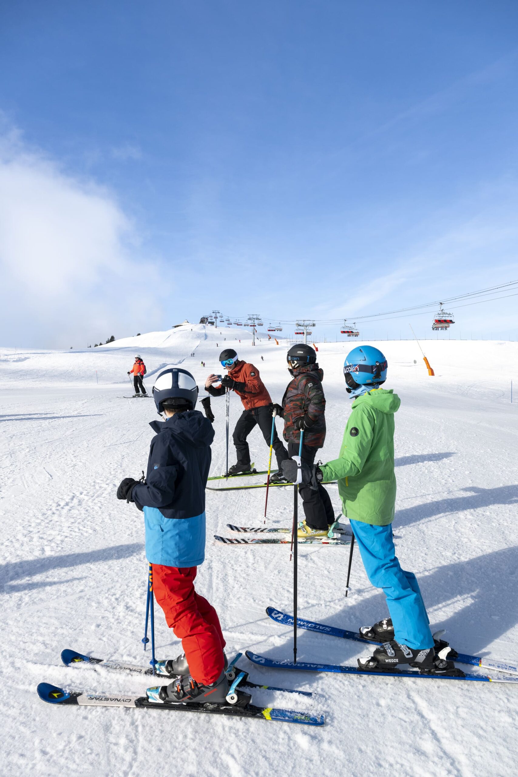 photo famille sur les pistes espace diamant hiver