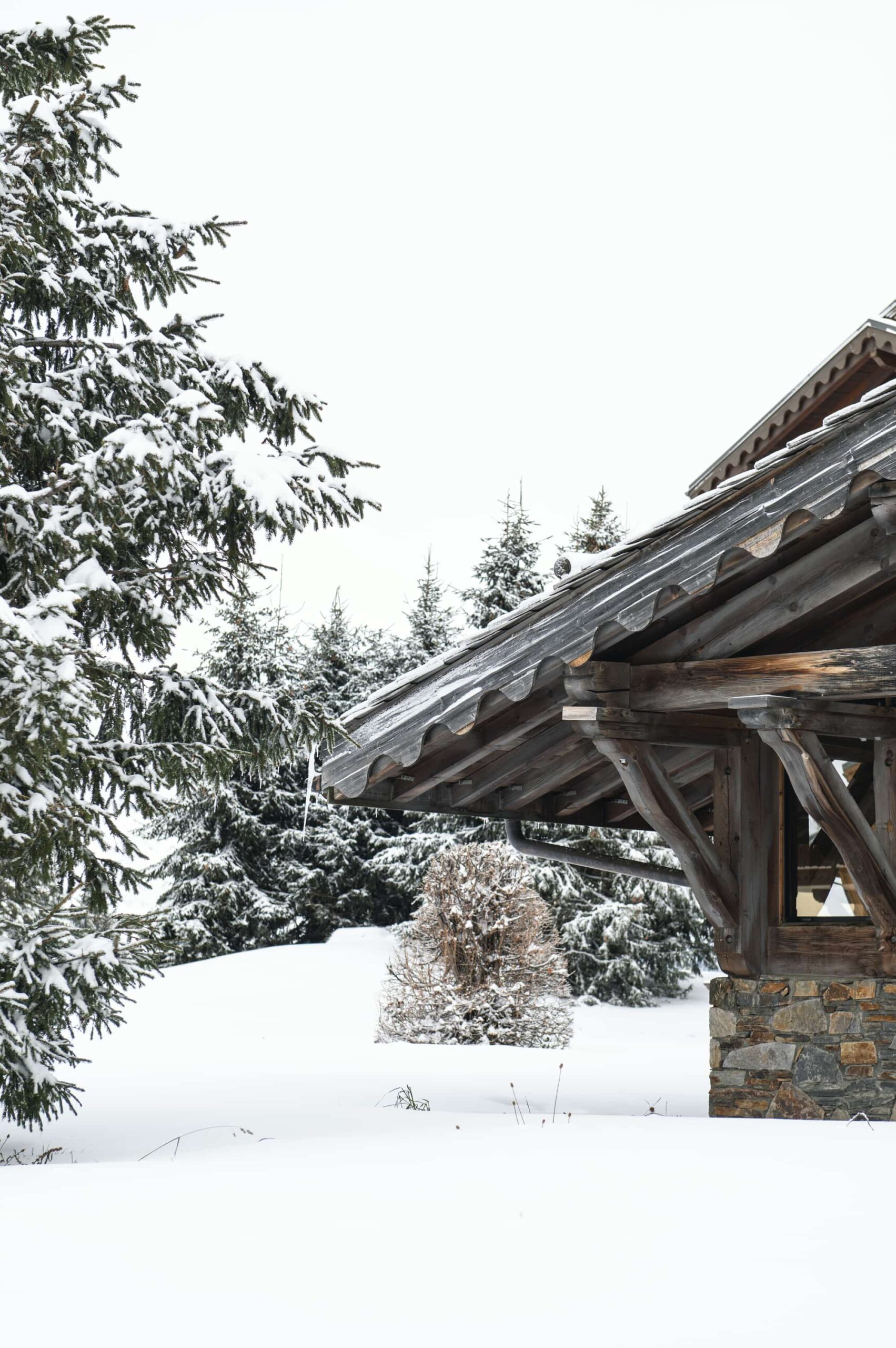 chalet en bois dans la neige