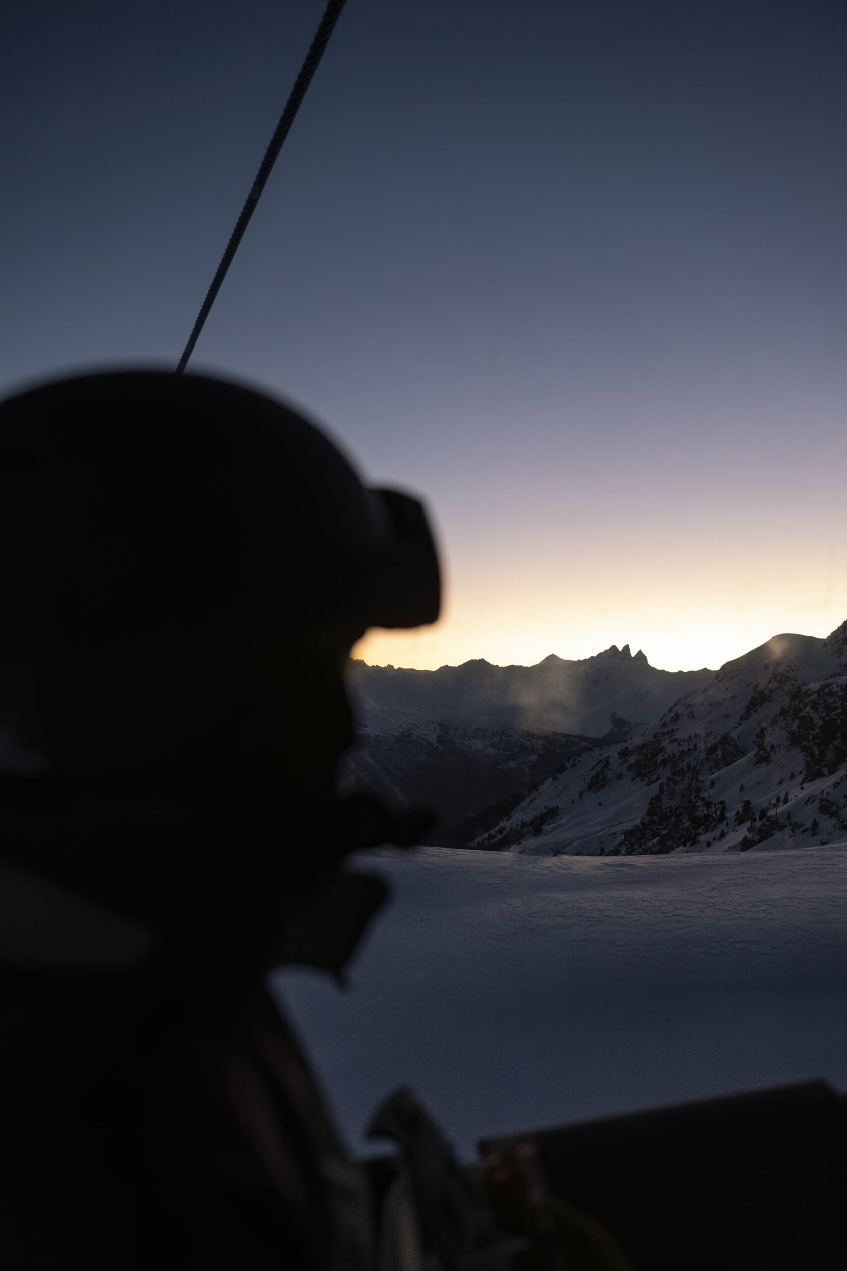 skieur descente cabine nuit