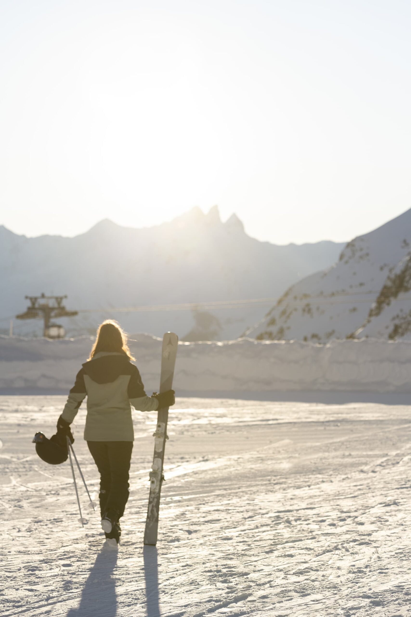 skieur vers coucher de soleil à pied savoie mont blanc hiver 