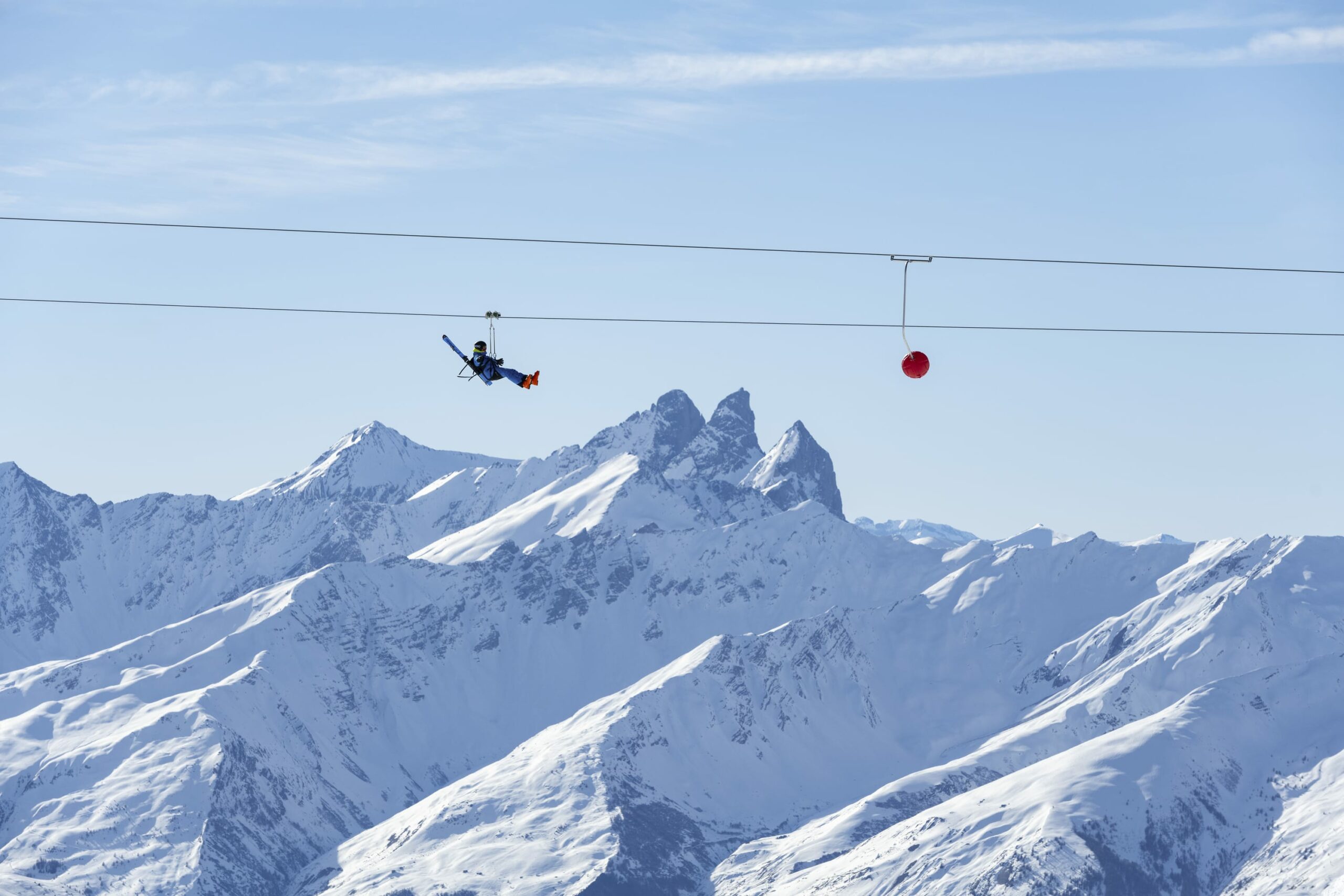 tyrolienne skieur savoie mont blanc hiver 